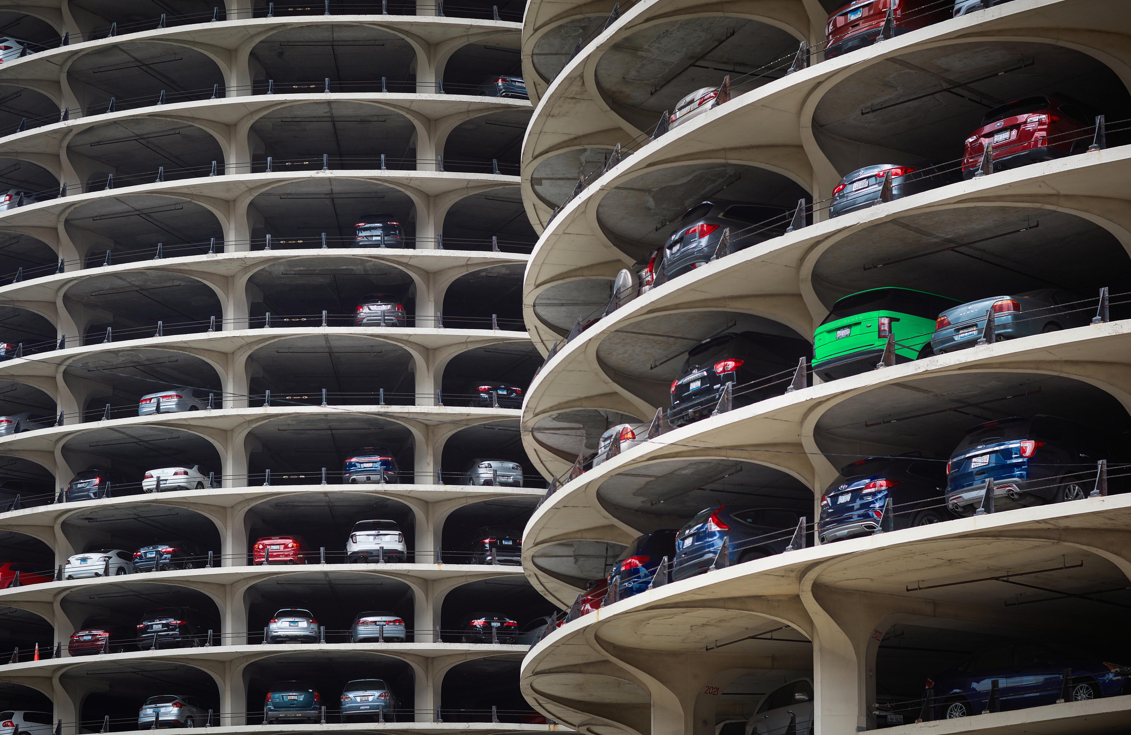 City parking building. Фото крытых парковок.